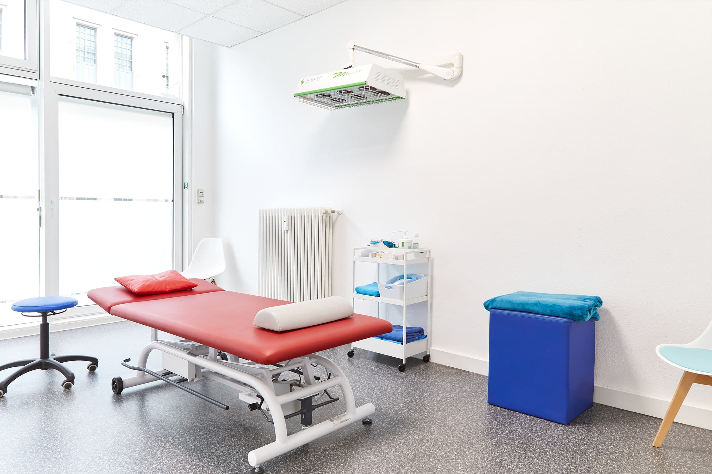 Behandlungsraum der Physiotherapie am Marktplatz mit Therapiegeräten