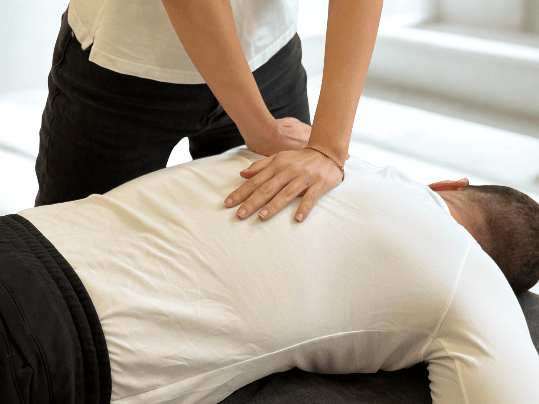 Ruhige physiotherapeutische Analyse von Haltung und Bewegung
