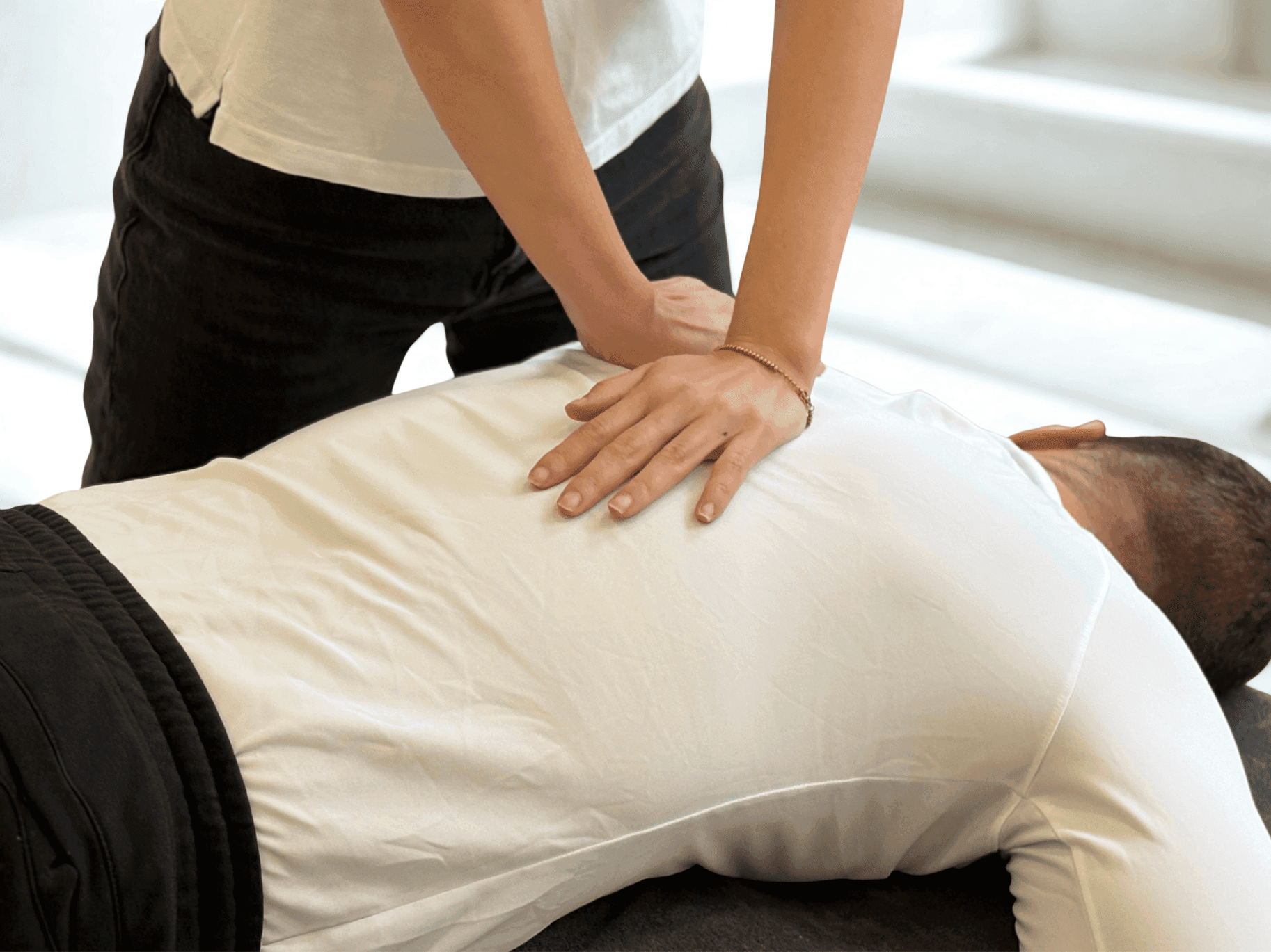 Ruhige physiotherapeutische Analyse von Haltung und Bewegung