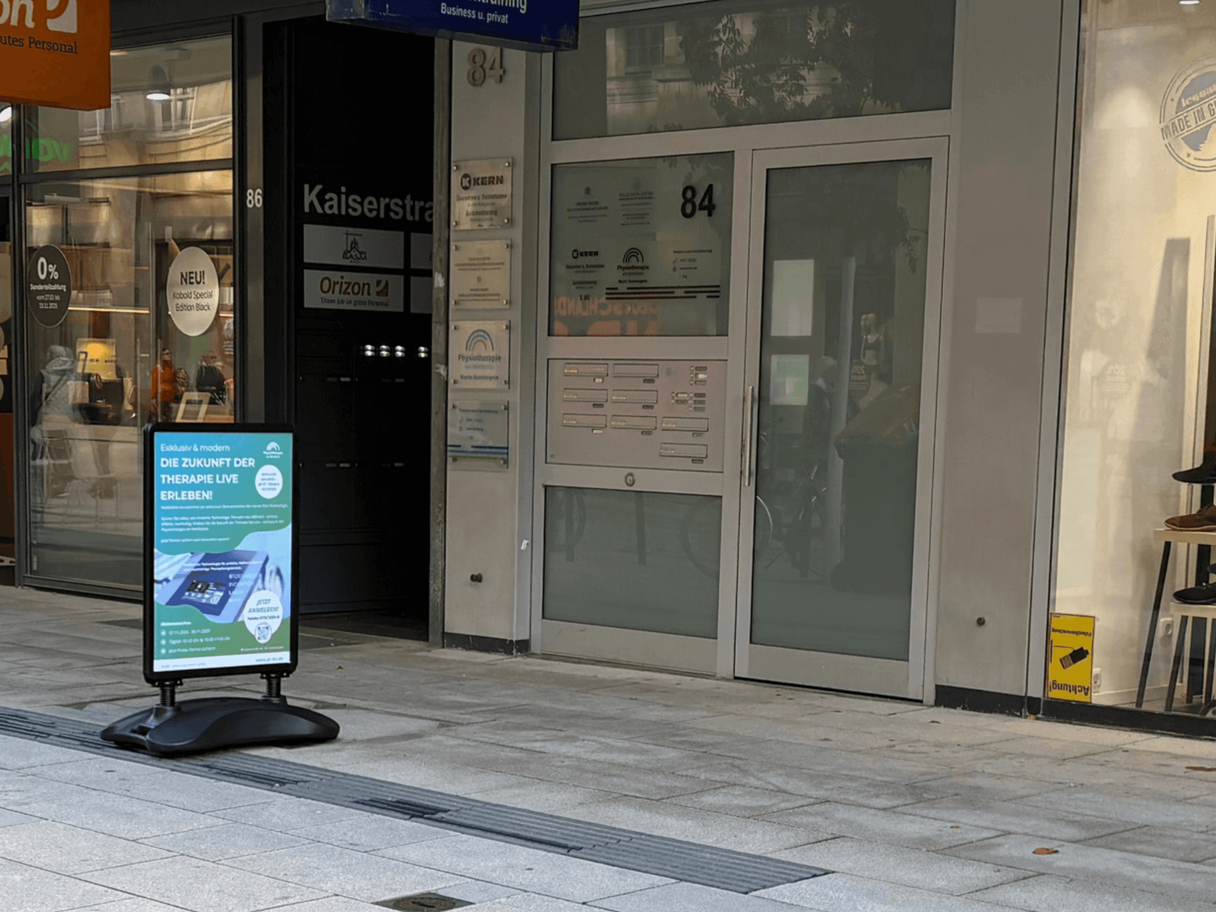 Praxiseingang am Karlsruher Marktplatz Eingang der Praxis in der Kaiserstraße 84